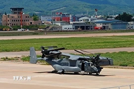 Máy bay quân sự Osprey của Mỹ hạ cánh khẩn cấp xuống sân bay Hanamaki, tỉnh Iwate, Đông Bắc Nhật Bản. (Ảnh: Kyodo/TTXVN) 