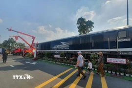 Mô hình đoàn tàu của ngành đường sắt Việt Nam tại Triển lãm thành tựu đất nước phục vụ người dân đến thăm quan, trải nghiệm. (Ảnh: Nguyễn Trọng Lịch/TTXVN)