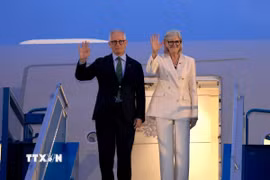 Toàn quyền Australia Sam Mostyn và Phu quân đến sân bay quốc tế Nội Bài tối 9/9. (Ảnh: Tuấn Anh/TTXVN)