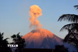 (Tư liệu) Tro bụi phun lên từ núi lửa Semeru, nhìn từ Lumajang, Đông Java, Indonesia. (Ảnh: THX/TTXVN)