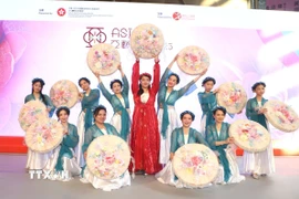 Một tiết mục biểu diễn của Cộng đồng người Việt tại Hong Kong. (Ảnh: Xuân Vịnh/TTXVN)