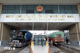 Xe container chở hàng hóa chờ làm thủ tục tại cửa khẩu quốc tế đường bộ số 2 Kim Thành, Lào Cai. (Ảnh: Quốc Khánh/TTXVN)