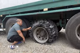 Một tài xế phản ánh lốp xe bị hư hỏng hoàn toàn do đâm vật sắt nhọn trên cao tốc qua tỉnh Đắk Lắk. (Ảnh: Tường Quân/TTXVN)