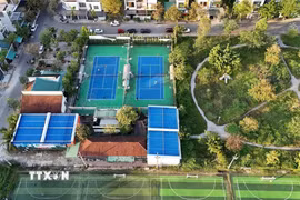Toàn cảnh khu vực đất công viên rộng gần 2 ha của Dự án khu dân cư đường Phan Đình Phùng hiện cỏ mọc um tùm, các trang thiết bị phục vụ người dân tập thể dục lắp rất ít, hư hỏng nhiều. (Ảnh: Cao Nguyên/TTXVN).
