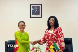Đại sứ Việt Nam tại Mozambique Trần Thị Thu Thìn và Bộ trưởng Bộ Giáo dục và Văn hóa Mozambique Samaria Tovela. (Ảnh: Đại sứ quán Việt Nam tại Mozambique)