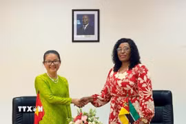 Đại sứ Việt Nam tại Mozambique Trần Thị Thu Thìn và Bộ trưởng Bộ Giáo dục và Văn hóa Mozambique Samaria Tovela. (Ảnh: Đại sứ quán Việt Nam tại Mozambique)