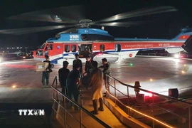 Trực thăng hạ cánh, đưa bệnh nhân vào Bệnh viện Quân y 175 cấp cứu. (Ảnh: TTXVN phát)