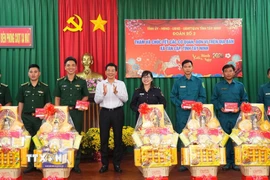 Ủy viên Ban Chấp hành Trung ương Đảng, Phó Bí thư Thường trực Tỉnh Ủy, Chủ tịch Hội đồng Nhân dân tỉnh Tây Ninh Nguyễn Mạnh Hùng tặng quà tết, động viên các lực lượng đang làm nhiệm vụ trên tuyến biên giới. (Ảnh: Minh Phú/TTXVN)