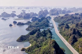Vịnh Hạ Long với tuyến đường ven biển tỉnh Quảng Ninh. (Ảnh: Hoàng Hiếu/TTXVN) 