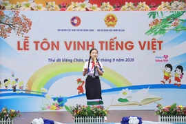 Em Vila Xaynhavong, học sinh lớp 8A Trường Song ngữ Lào-Việt Nam Nguyễn Du tham gia phần thi kể chuyện bằng tiếng Việt với chủ đề "Địa đạo Vịnh Mốc-Quảng Trị, nơi sự sống bất diệt". (Ảnh: Xuân Tú/TTXVN) 
