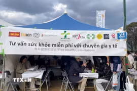 Quầy tư vấn sức khỏe miễn phí cho cộng đồng, dự kiến thu hút khoảng 130 người Việt Nam đến kiểm tra và xin tư vấn về sức khỏe. (Ảnh: Nguyễn Tuyến/TTXVN)