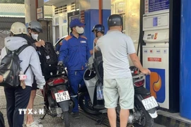 Người dân mua xăng dầu. (Ảnh: Sỹ Thắng/TTXVN)