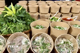 Phở đa dạng hương vị được giới thiệu đến công nhân, người lao động. (Ảnh: Mỹ Phương/TTXVN)