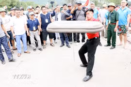 Các pháo thủ ra pháo. (Ảnh: Mạnh Tú/TTXVN)