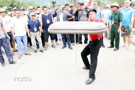 Các pháo thủ ra pháo. (Ảnh: Mạnh Tú/TTXVN)