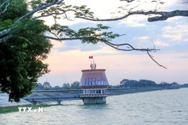 Hồ Dầu Tiếng nằm trên địa bàn Tây Ninh,Thành phố Hồ Chí Minh và Đồng Nai, có diện tích lưu vực hơn 270 km2, dung tích 1,58 tỷ m3 nước, là công trình quan trọng đặc biệt, liên quan đến an ninh quốc gia. (Ảnh: Giang Phương/TTXVN)