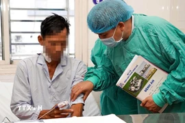 Kiểm tra sức khoẻ bệnh nhân sau ghép thận. (Ảnh: TTXVN phát)