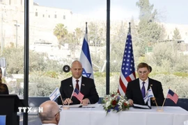 Bản ghi nhớ hợp tác được Cục trưởng Cục AI Quốc gia Israel, Chuẩn tướng Erez Eskel, và Thứ trưởng Ngoại giao Mỹ phụ trách kinh tế Jacob Helberg ký kết ở Jerusalem, ngày 16/1/2026. (Ảnh: TTXVN phát)