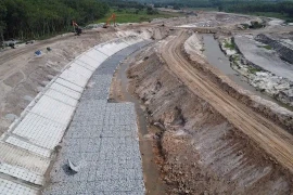 Công trình dự án chống ngập, thoát nước đô thị thi công tại suối Cái có vốn 5.892 tỷ đồng tại tỉnh Bình Dương được đẩy mạnh thi công. (Ảnh: TTXVN phát)