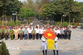 Đoàn dâng hoa tri ân các Anh hùng-Liệt sỹ. (Ảnh: Thanh Tân/TTXVN)