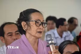 Bà Ngô Thu Hà phát biểu trong buổi tiếp xúc cử tri, đề nghị cần quan tâm hơn đến chế độ chính sách cho nạn nhân chất độc da cam/dioin. (Ảnh: TTXVN phát)