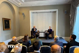 Tổng thống Thụy Sĩ Karin Keller-Sutter (ngồi bên phải) tham dự sự kiện của APES. (Ảnh: Anh Hiển/TTXVN)