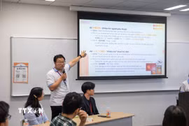 Chủ tịch VPJ - Thạc sỹ Ngô Hà Anh chia sẻ về kinh nghiệm quản lý tài chính cá nhân. (Ảnh: Xuân Giao/TTXVN)