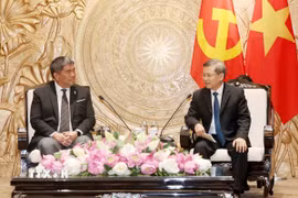 Trưởng Ban Nội chính Trung ương Lê Minh Trí tiếp Phó Chủ tịch Đảng Dân chủ Thái Lan (DEM) Isra Sunthornvut. (Ảnh: Phương Hoa/TTXVN)