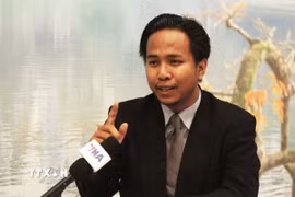 Thạc sỹ Him Raksmey - chuyên gia phân tích các vấn đề khu vực tại Phnom Penh, Giám đốc điều hành Trung tâm Nghiên cứu các vấn đề khu vực của Campuchia (CCRS) - trả lời phỏng vấn TTXVN về Diễn đàn Tương lai ASEAN lần thứ 3 theo sáng kiến của Việt Nam. (Ảnh: Minh Hưng/TTXVN)