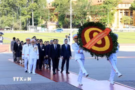 Thủ tướng Lào đặt vòng hoa tưởng niệm Anh hùng liệt sỹ và vào Lăng viếng Chủ tịch Hồ Chí Minh