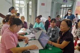 Phục vụ người dân tại tỉnh Đồng Nai. (Ảnh: TTXVN)