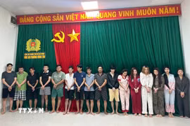Các đối tượng tại cơ quan công an. (Ảnh: TTXVN phát)