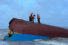 Quảng Trị: Trục vớt tàu chìm để tìm kiếm thuyền viên mắc kẹt bên trong khoang