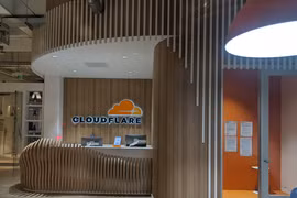 Lợi thế mà Cloudflare đưa ra là Kitesurf giúp các tác nhân AI sử dụng web hiệu quả hơn và tiêu tốn ít tài nguyên tính toán hơn so với Chromium, từ đó giúp tiết kiệm chi phí. (Ảnh: văn phòng Cloudflare tại Mỹ. (Nguồn: Internet)