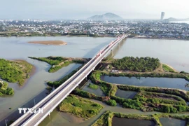 Cầu An Đông có chiều dài hơn 1 km bắc qua sông Dinh tạo kết nối giao thông với đường ven biển ở các địa phương khu vực phía Nam, phía Bắc của tỉnh Ninh Thuận với Quốc lộ 1 đi các tỉnh trong khu vực. (Ảnh: Công Thử/TTXVN)