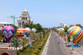Khinh khí cầu được neo tại chỗ dọc tuyến đường Nguyễn Tất Thành để trang trí, tạo sân chơi cho người dân và du khách đến chiêm ngưỡng. (Ảnh: Nguyễn Thanh/TTXVN)