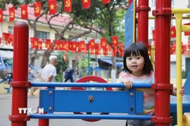 Hân hoan cờ đỏ sao vàng trên khắp các phố phường Hà Nội vào ngày tháng 4 lịch sử