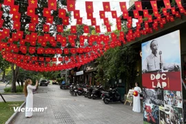 Dạo quanh Thủ đô dưới cờ đỏ sao vàng rực rỡ