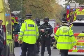 Anh: Lao xe và đâm dao gần giáo đường Do Thái 