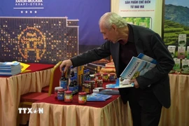 Đại biểu Nga tìm hiểu sản phẩm của tỉnh Thanh Hóa. (Ảnh: Trần Hải/TTXVN)