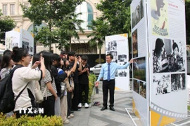 Đông đảo các bạn sinh viên tham quan, nghe thuyết minh về triển lãm. (Ảnh: Thu Hương/TTXVN)