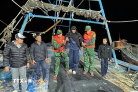 Lực lượng Biên phòng Cát Bà kịp thời hỗ trợ thuyền viên bị nạn trong đêm. (Ảnh: TTXVN phát)