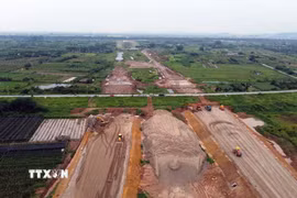 Gói thầu số 9 dài 23 km nằm trên địa bàn 2 huyện Hoài Đức và Đan Phượng do nhà thầu Vinaconex thi công. (Ảnh: Huy Hùng/TTXVN)