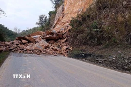 Khối lượng đất đá rất lớn vùi lấp, gây ách tắc tuyến đường tại Km124+300, đèo Thung Khe (Quốc lộ 6). (Ảnh: TTXVN phát)