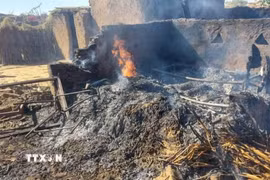Ngôi nhà bị phá hủy sau cuộc tấn công nhằm vào trại tị nạn ở El Fasher, bang Bắc Darfur, Sudan. (Ảnh: THX/TTXVN)