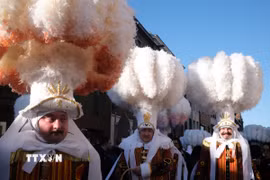 Người dân tham gia Lễ hội hóa trang Carnaval de Binche tại Binche, Bỉ, ngày 4/3/2025. (Ảnh: THX/TTXVN)