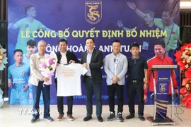 Câu lạc bộ Bóng đá Bắc Ninh chúc mừng ông Hoàng Anh Tuấn giữ chức Giám đốc Kỹ thuật, Huấn luyện viên trưởng Câu lạc bộ Bóng đá Bắc Ninh. (Ảnh: Thanh Thương/TTXVN)
