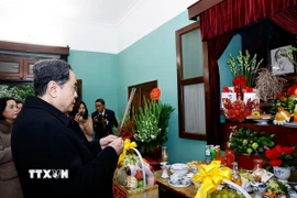 Chủ tịch Quốc hội Trần Thanh Mẫn dâng hương tưởng niệm Chủ tịch Hồ Chí Minh. Ảnh: Doãn Tấn - TTXVN