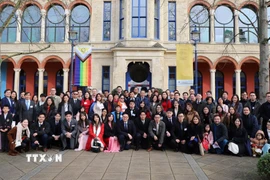 Các đại biểu tham dự AGM 2026 của VIS chụp ảnh lưu niệm với Đại sứ Đỗ Minh Hùng và khách mời. (Ảnh: Phong Hà/TTXVN)