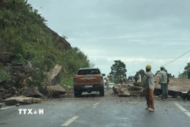 Điểm sạt lở đã được khơi thông, cho phép phương tiện di chuyển trên một làn đường. (Ảnh: TTXVN phát)